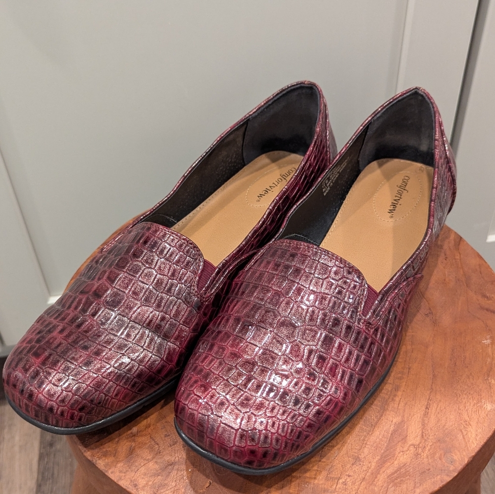 COMFORTVIEW Leisa 12W CROCODILE FLAT slip on faux patent leather dark berry